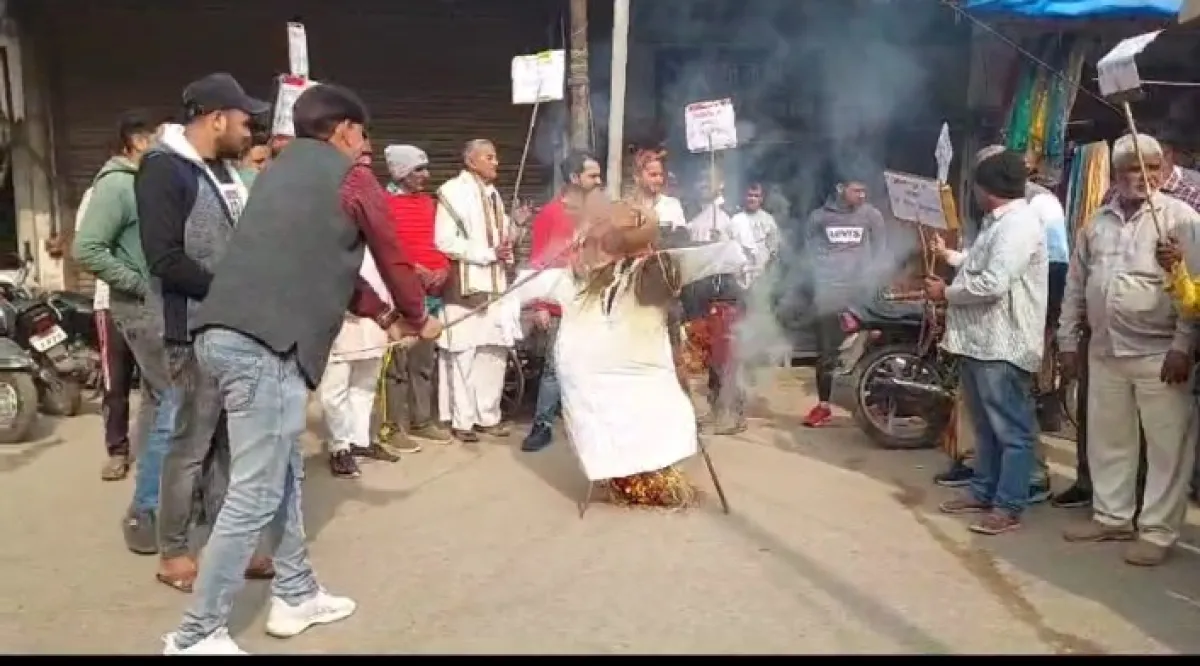 उपराष्ट्रपति जगदीप धनखड का अपमान करना निंदनीय है मंडल अध्यक्ष भाजपा अनुराग ठाकुर ने राहुल गांधी का पुतला फूका ।
