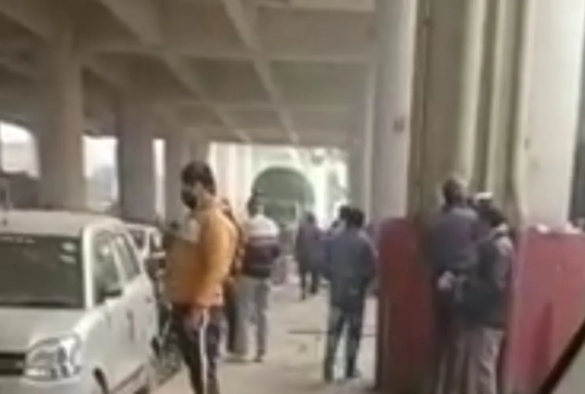 शिव विहार मेट्रो के नीचे शराब पीते है शराबी :स्थानीय लोग परेशान