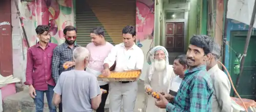 डॉक्टर चारू केन सपा प्रत्याशी बनने पर बांटी मिठाई।