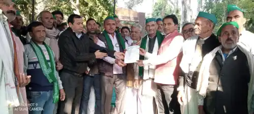 भारतीय किसान यूनियन की मासिक बैठक का आयोजन चंडौस ब्लॉक प्रांगण में हुआ।