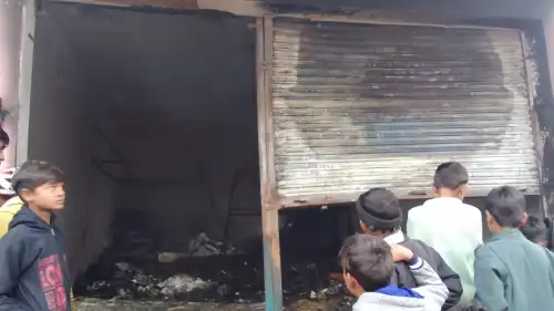 किराना की दुकान में लगी भीषण आग से लाखों का नुकसान