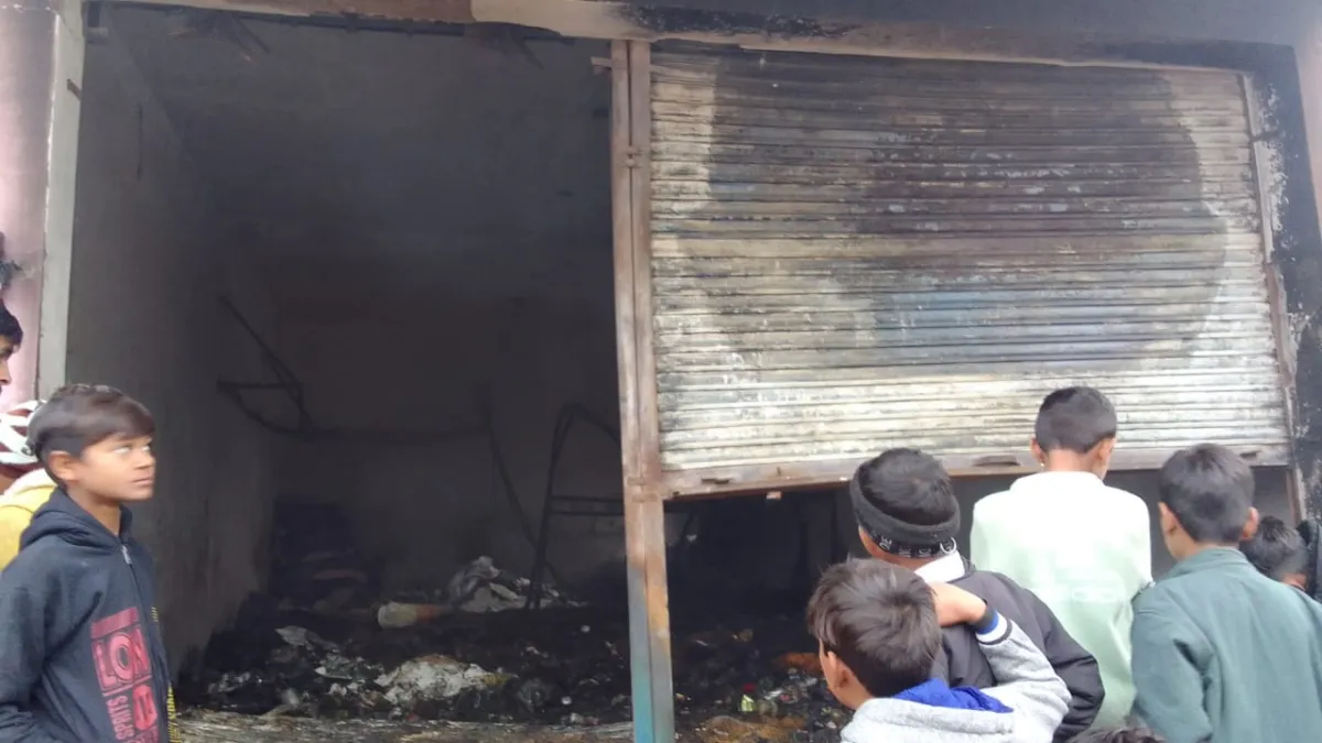 किराना की दुकान में लगी भीषण आग से लाखों का नुकसान
