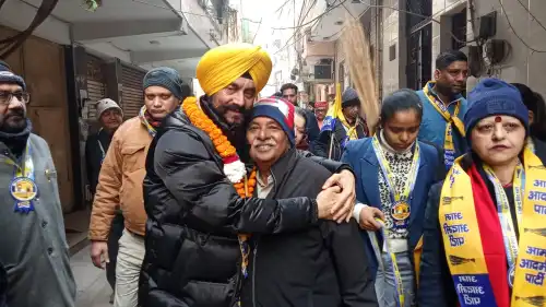 आप प्रत्याशी जितेन्द्र सिंह शंटी ने शाहदरा की बिहारी कॉलोनी में सफल पदयात्रा का नेतृत्व किया