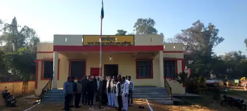 गणतंत्र दिवस 2025: नगर पंचायत चंडौस कार्यालय पर 76वें गणतंत्र दिवस पर ध्वजारोहण।