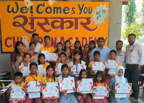 संस्कार चिल्ड्रन एकेडमी में मेधावी छात्र व छात्राओं को सम्मानित किया गया।