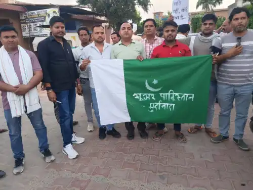 पहलगांव में हुए आतंकी हमले के विरोध में निकाला मार्च