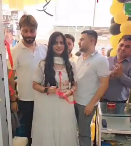 Sapna Unisex Salon" का भव्य उद्घाटन, भंडारे का हुआ आयोजन।