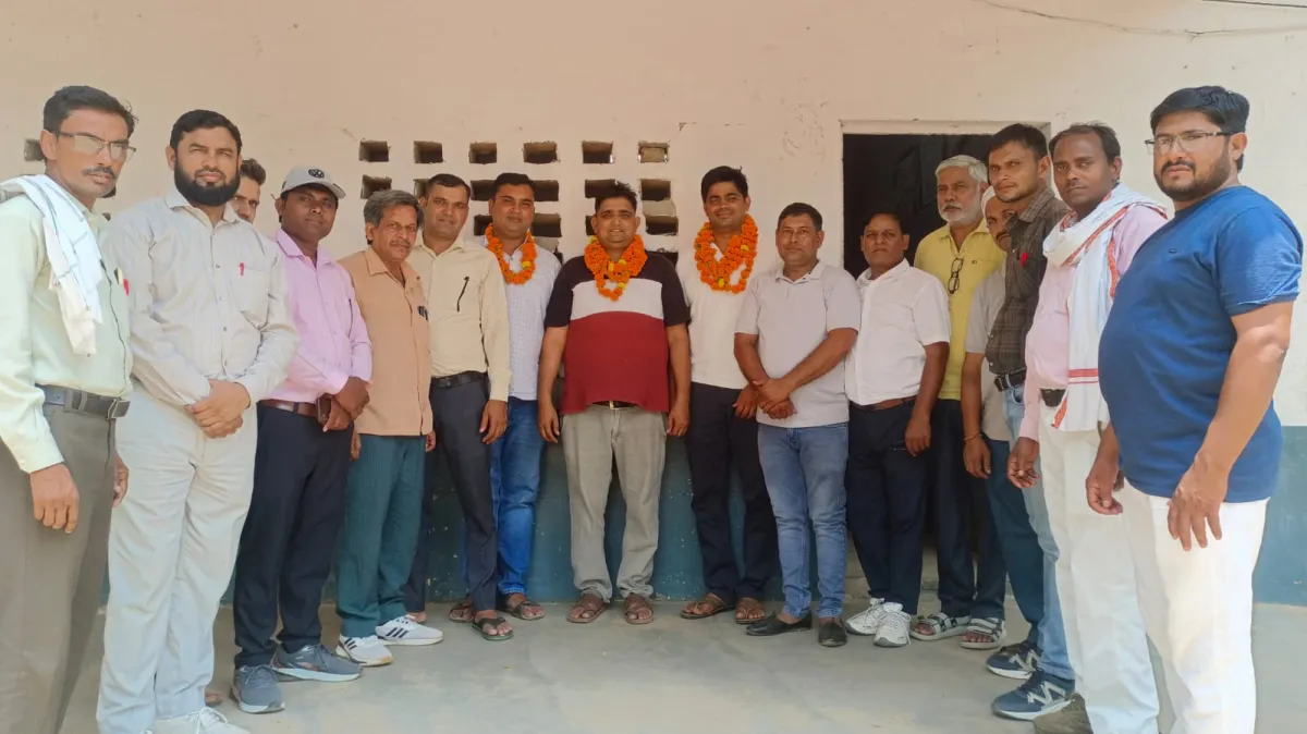 गायत्री मेमोरियल पब्लिक स्कूल में वित्तविहीन विद्यालय प्रबंधक महासभा की बैठक सम्पन्न, खालिद हाशमी चंडौस ब्लॉक अध्यक्ष नियुक्त