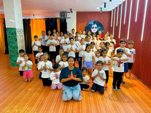 डांस अकादमी ने अंतर्राष्ट्रीय योग दिवस पर विशेष योग सत्र का आयोजन किया