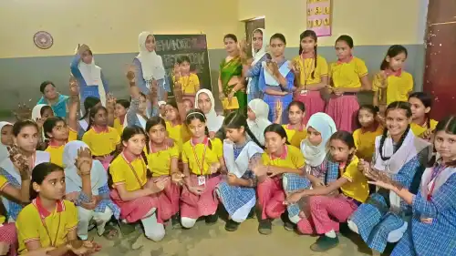 हरियाली तीज महोत्सव के अवसर पर मेहंदी प्रतियोगिता का शानदार आयोजन किया गया।