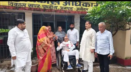 विकासखंड कार्यालय चंडौस पर 79वें स्वतंत्रता दिवस पर ध्वजारोहण।