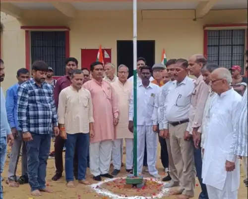 नगर पंचायत चंडौस कार्यालय पर 79वें स्वतंत्रता दिवस पर ध्वजारोहण।