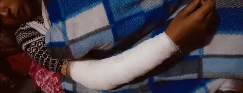 घर में घुसकर दबंगई मां बेटी को लाठियों से पीटा, तीन लोग हुए घायल