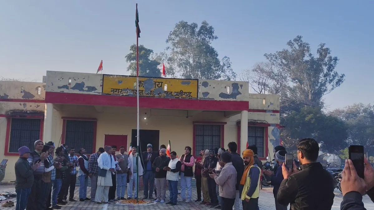 नगर पंचायत चंडौस कार्यालय पर 77वें गणतंत्र दिवस पर ध्वजारोहण।