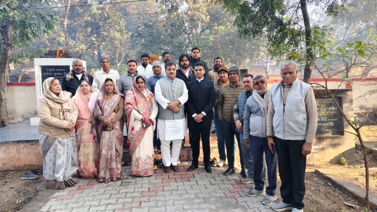 विकासखंड कार्यालय चंडौस पर 77वें गणतंत्र दिवस पर ध्वजारोहण।