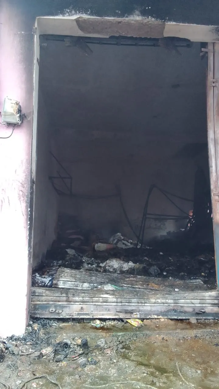 किराना की दुकान जलकर हुई खाक, तस्वीर 